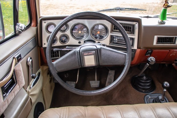 1983 GMC K3500 Sierra Classic Crew Cab 4×4 4-Speed