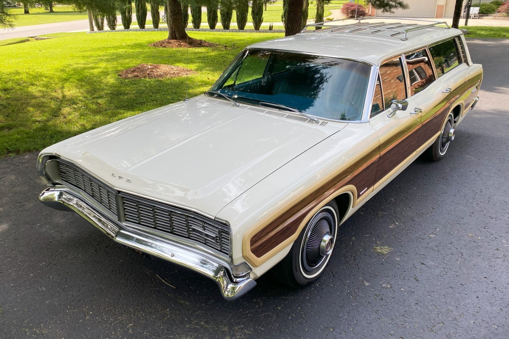 Used 1968 Ford LTD Country Squire 10-Passenger Wagon Review