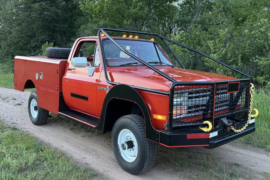 23k-Mile 1987 Chevrolet V30 HD Custom Deluxe 4×4 4-Speed Brush Fire Truck