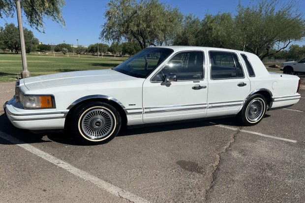 No Reserve: 1991 Lincoln Town Car